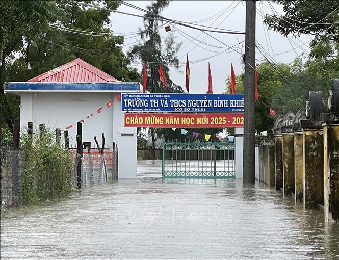 Mưa lũ ngập sâu vào trường học ở xã Thuận Nam vào sáng 17/11/2025. Ảnh: Công Thử - TTXVN