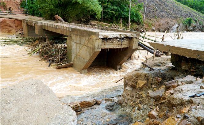 Cầu Nước Bao bị sập khiến giao thông bị tê liệt. Ảnh: Lê Phước Ngọc – TTXVN