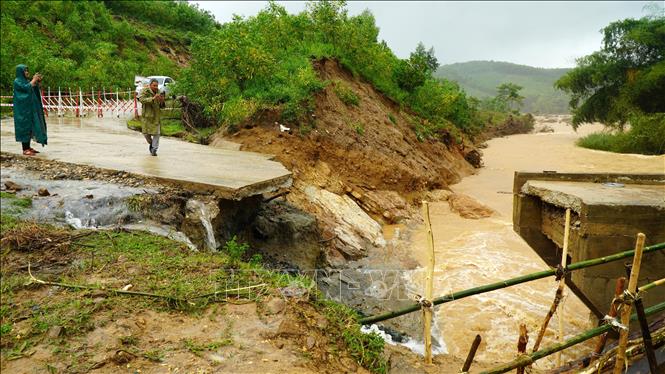 Cầu Nước Bao, xã Sơn Hà (Quảng Ngãi) bị sập 1 nhịp sát bờ sông. Ảnh: Lê Phước Ngọc – TTXVN