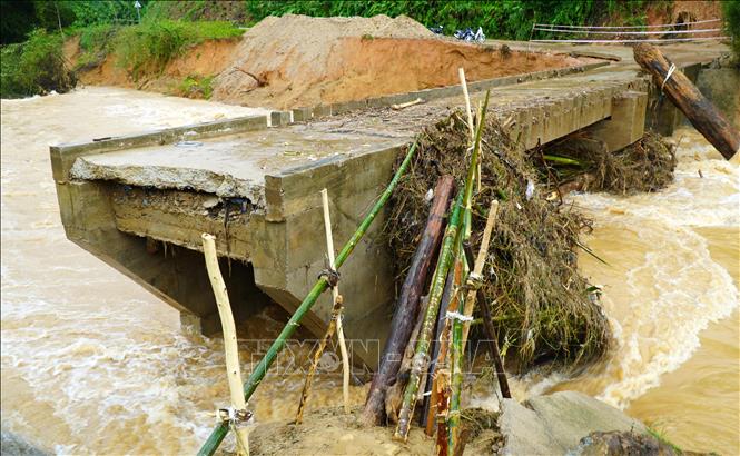 Cầu Nước Bao, xã Sơn Hà (Quảng Ngãi) bị sập 1 nhịp sát bờ sông. Ảnh: Lê Phước Ngọc – TTXVN