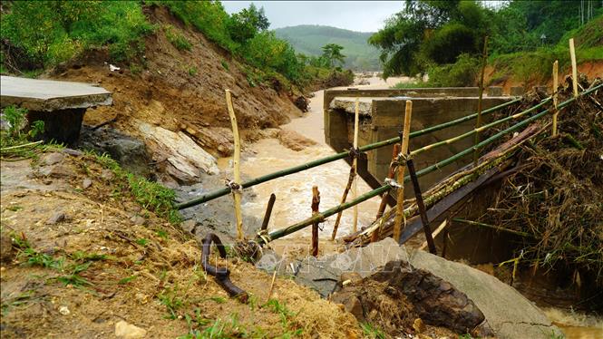 Chính quyền xã Sơn Hà dựng cầu tạm để lực lượng chức năng tiếp cận các thôn bị cô lập, hỗ trợ người dân. Ảnh: Lê Phước Ngọc – TTXVN