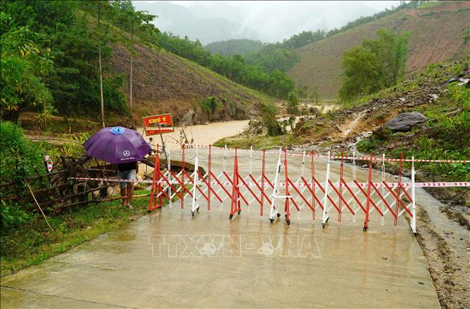 Chính quyền địa phương rào chắn, cắm biển cảnh báo nguy hiểm ngăn không cho người và phương tiện qua lại. Ảnh: Lê Phước Ngọc – TTXVN
