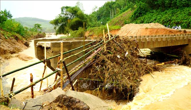 Chính quyền xã Sơn Hà dựng cầu tạm để lực lượng chức năng tiếp cận các thôn bị cô lập, hỗ trợ người dân. Ảnh: Lê Phước Ngọc – TTXVN