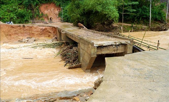 Cầu Nước Bao bị sập khiến giao thông bị tê liệt. Ảnh: Lê Phước Ngọc – TTXVN