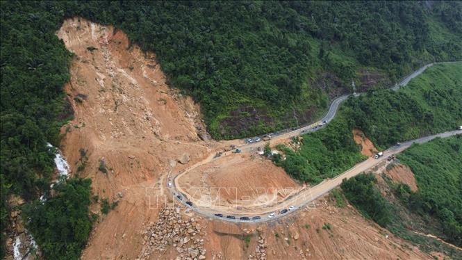 Vị trí đèo Khánh Lê đoạn qua địa phận tỉnh Khánh Hòa bị sạt lở nghiêm trọng. Ảnh: Đặng Tuấn - TTXVN