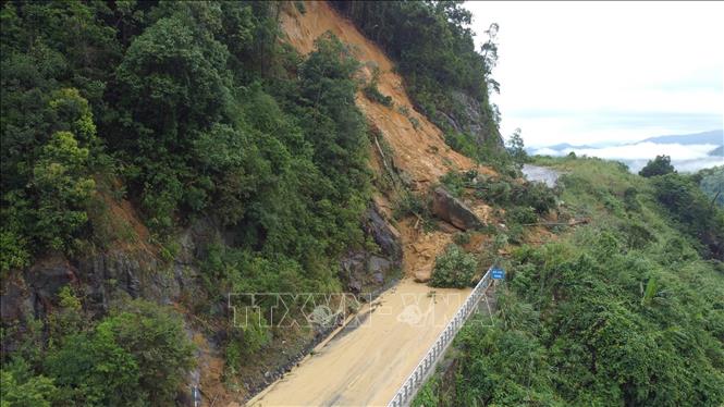 Vị trí đèo Khánh Lê đoạn qua địa phận tỉnh Khánh Hòa bị sạt lở nghiêm trọng. Ảnh: Đặng Tuấn - TTXVN