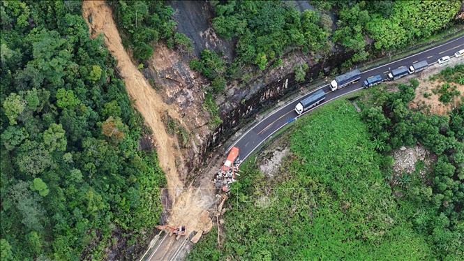 Vị trí chiếc xe khách gặp nạn khiến 6 người tử vong và 19 người bị thương. Ảnh: Đặng Tuấn - TTXVN