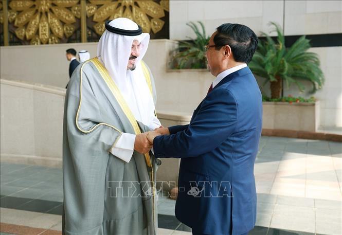 Thủ tướng Kuwait Sheikh Ahmad Abdullah Al-Ahmad Al Sabah đón Thủ tướng Phạm Minh Chính. Ảnh: Dương Giang-TTXVN
