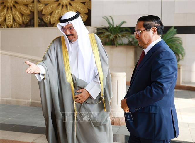 Thủ tướng Kuwait Sheikh Ahmad Abdullah Al-Ahmad Al Sabah đón Thủ tướng Phạm Minh Chính. Ảnh: Dương Giang-TTXVN

