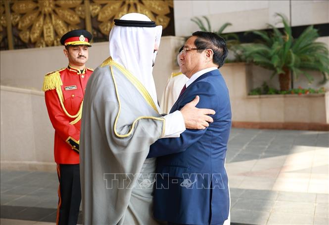 Thủ tướng Kuwait Sheikh Ahmad Abdullah Al-Ahmad Al Sabah đón Thủ tướng Phạm Minh Chính. Ảnh: Dương Giang-TTXVN
