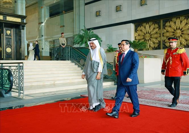 Thủ tướng Kuwait Sheikh Ahmad Abdullah Al-Ahmad Al Sabah đón Thủ tướng Phạm Minh Chính. Ảnh: Dương Giang-TTXVN
