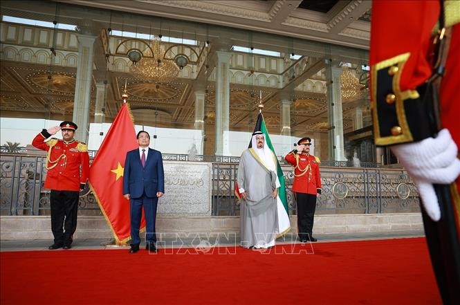 Thủ tướng Phạm Minh Chính và Thủ tướng Kuwait Sheikh Ahmad Abdullah Al-Ahmad Al Sabah nghe quân nhạc cử Quốc thiều hai nước. Ảnh: Dương Giang-TTXVN