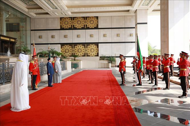 Thủ tướng Phạm Minh Chính và Thủ tướng Kuwait Sheikh Ahmad Abdullah Al-Ahmad Al Sabah nghe quân nhạc cử Quốc thiều hai nước. Ảnh: Dương Giang-TTXVN