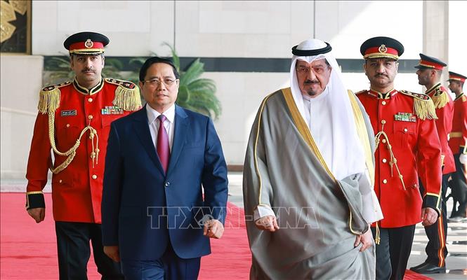 Thủ tướng Phạm Minh Chính và Thủ tướng Kuwait Sheikh Ahmad Abdullah Al-Ahmad Al Sabah duyệt đội danh dự. Ảnh: Dương Giang-TTXVN