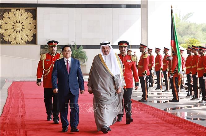 Thủ tướng Phạm Minh Chính và Thủ tướng Kuwait Sheikh Ahmad Abdullah Al-Ahmad Al Sabah duyệt đội danh dự. Ảnh: Dương Giang-TTXVN