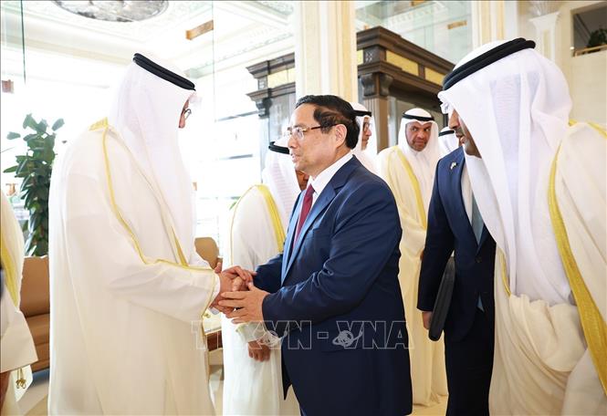 Thủ tướng Phạm Minh Chính với thành viên đoàn Kuwait. Ảnh: Dương Giang-TTXVN

