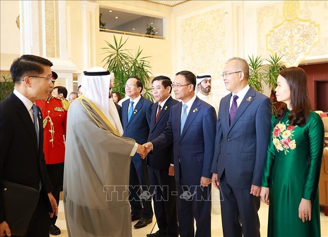 Thủ tướng Nhà nước Kuwait Sheikh Ahmad Abdullah Al-Ahmad Al Sabah với các thành viên đoàn Việt Nam. Ảnh: Dương Giang-TTXVN
