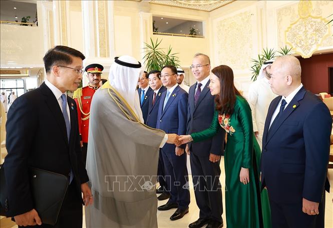 Thủ tướng Kuwait Sheikh Ahmad Abdullah Al-Ahmad Al Sabah với các thành viên đoàn Việt Nam. Ảnh: Dương Giang-TTXVN
