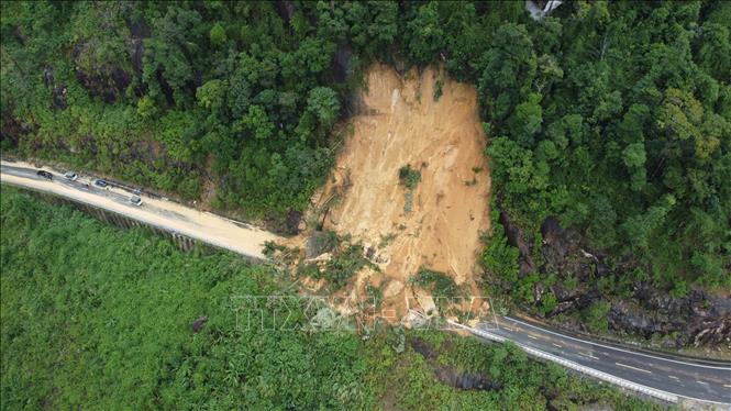 Vị trí đèo Khánh Lê đoạn qua địa phận tỉnh Khánh Hòa bị sạt lở nghiêm trọng. Ảnh: Đặng Tuấn - TTXVN