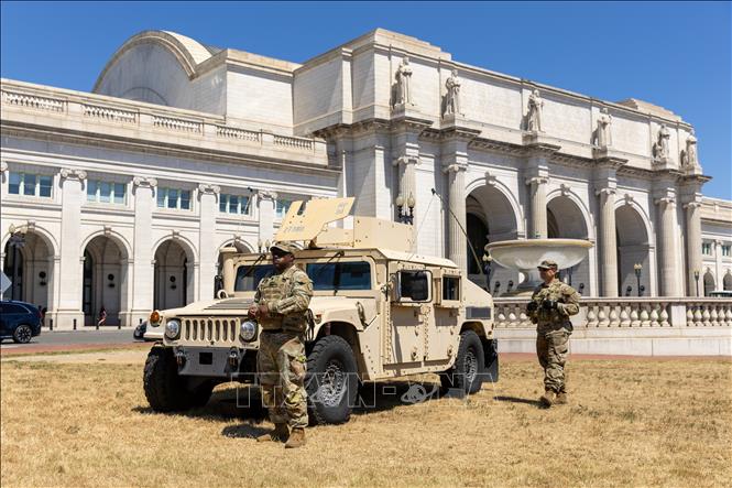 Các binh sĩ thuộc lực lượng Vệ binh quốc gia Mỹ gác tại Washington, D.C., ngày 22/8/2025. Ảnh: THX/TTXVN