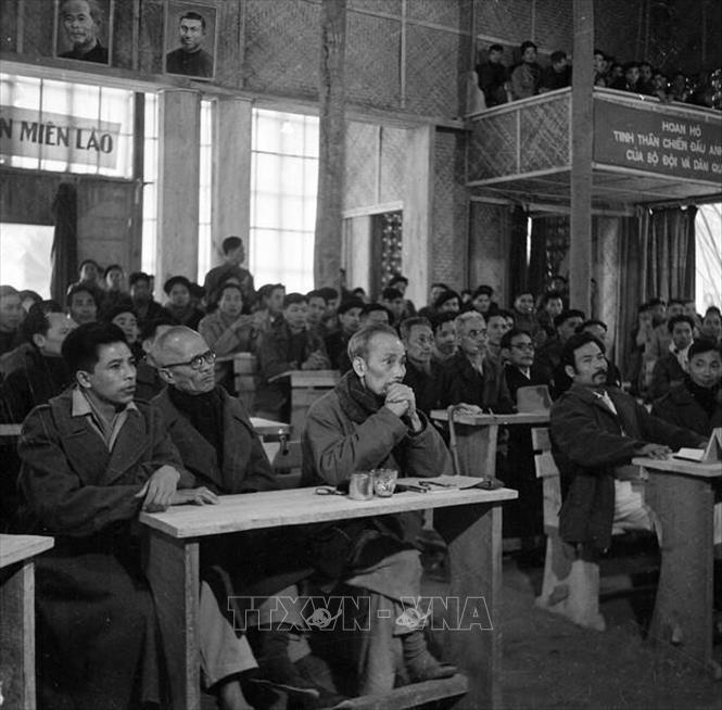 Tháng 2/1948, tại Việt Bắc, Chủ tịch Hồ Chí Minh dự Hội nghị Ủy ban Liên Việt toàn quốc. Ảnh: TTXVN