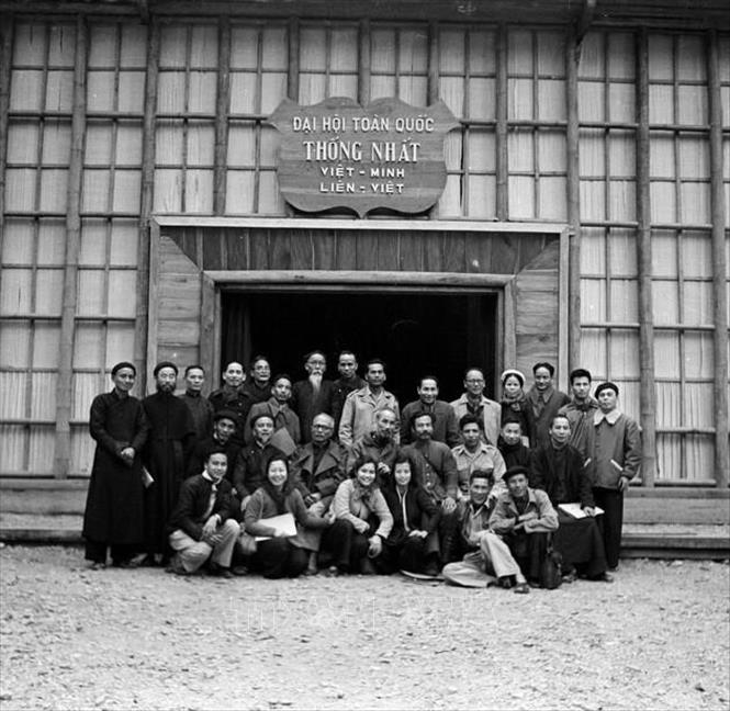 Chủ tịch Hồ Chí Minh với các đại biểu các tôn giáo về dự Đại hội toàn quốc thống nhất Việt Minh - Liên Việt tại Việt Bắc từ ngày 3-7/3/1951. Ảnh: TTXVN
