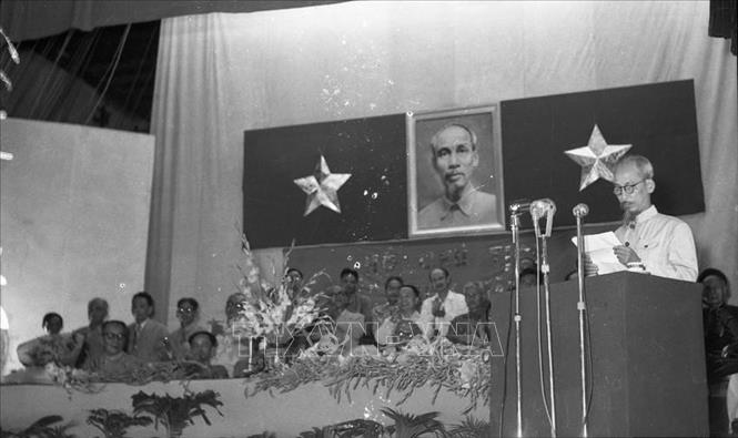 Đại hội Mặt trận Dân tộc thống nhất toàn quốc diễn ra từ ngày 5 - 10/9/1955 tại Hà Nội, quyết định thành lập Mặt trận Tổ quốc Việt Nam, kế tục sự nghiệp của Mặt trận Liên Việt. Đại hội bầu Chủ tịch Hồ Chí Minh là Chủ tịch danh dự, đồng chí Tôn Đức Thắng làm Chủ tịch Đoàn Chủ tịch Ủy ban Trung ương. Trong ảnh: Chủ tịch Hồ Chí Minh phát biểu tại phiên khai mạc Đại hội, ngày 5/9/1955. Ảnh: Tư liệu TTXVN