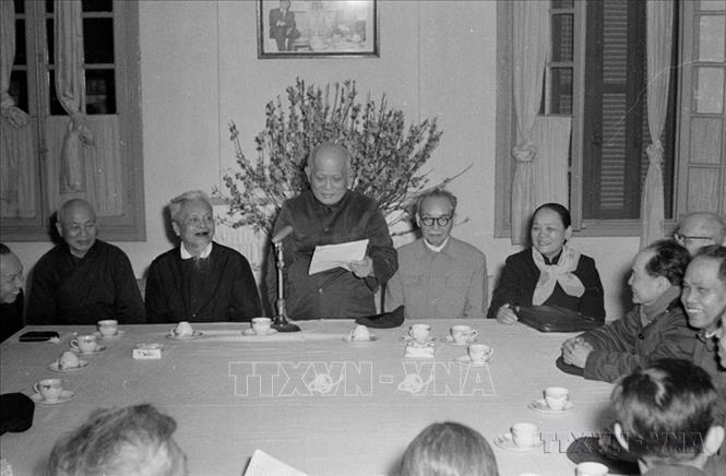 Chủ tịch Đoàn Chủ tịch UBTƯ MTTQ Việt Nam Tôn Đức Thắng đọc Bản tuyên bố của Mặt trận kêu gọi đồng bào và chiến sĩ cả nước dũng cảm tiến lên đánh thắng giặc Mỹ xâm lược và tay sai, tại Hội nghị mở rộng bất thường, hoan nghênh chiến thắng đầu xuân của quân và dân miền Nam (1/2/1968). Ảnh: Nhật Tường – TTXVN