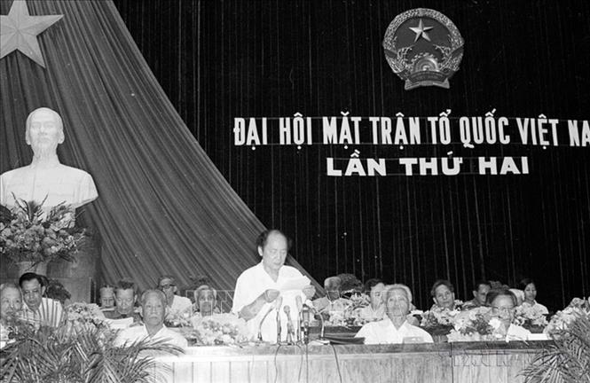 Đồng chí Hoàng Quốc Việt, Chủ tịch Ủy Ban Trung ương MTTQ Việt Nam đọc diễn văn khai mạc Đại hội Đại biểu toàn quốc Mặt trận Tổ quốc Việt Nam lần thứ II. Chủ tịch danh dự là ông Hoàng Quốc Việt, Chủ tịch, kiến trúc sư Huỳnh Tấn Phát (1983). Ảnh: Kim Hùng - TTXVN