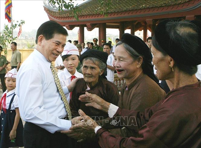 Chủ tịch nước Nguyễn Minh Triết gặp gỡ, thăm hỏi nhân dân khu dân cư số 8, xã Kim Đức, thành phố Việt Trì (Phú Thọ) trong lần về dự Ngày hội Đại đoàn kết toàn dân tộc, sáng 11/11/2009. Ảnh: Nguyễn Khang – TTXVN