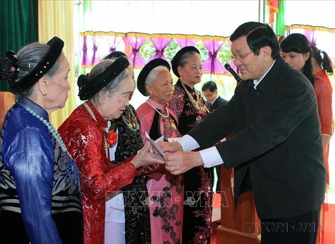 Chủ tịch nước Trương Tấn Sang thăm hỏi, tặng quà cho các gia đình tiêu biểu ở khu dân cư thôn An Thái, tại Ngày hội Đại đoàn kết toàn dân tộc tại xã An Mỹ, huyện Bình Lục, tỉnh Hà Nam (2014). Ảnh: Nguyễn Khang – TTXVN