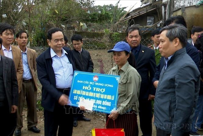 Chủ tịch UBTW MTTQ Việt Nam Trần Thanh Mẫn trao tặng 100 suất quà cho các gia đình bị thiệt hại nặng do mưa lũ gây ra tại xã Lộc Thủy, huyện Lệ Thủy, Quảng Bình (2020). Ảnh: Văn Tý-TTXVN