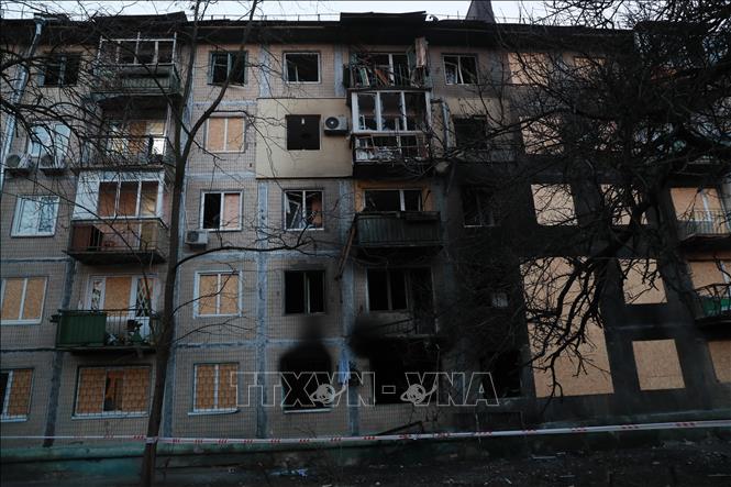 Tòa chung cư bị hư hại sau vụ tấn công bằng tên lửa đạn đạo và máy bay không người lái ở Kiev, Ukraine, ngày 14/11/2025. Ảnh: THX/TTXVN