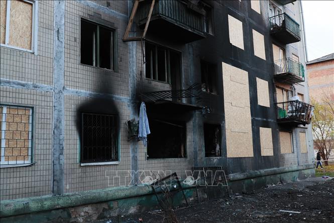 Tòa chung cư bị hư hại sau vụ tấn công bằng tên lửa đạn đạo và máy bay không người lái ở Kiev, Ukraine, ngày 14/11/2025. Ảnh: THX/TTXVN