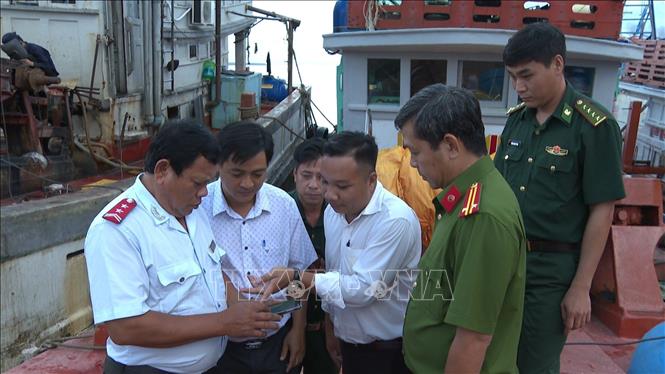 Officers in Can Tho inspect the VMS issues. VNA Photo: Thu Hiền