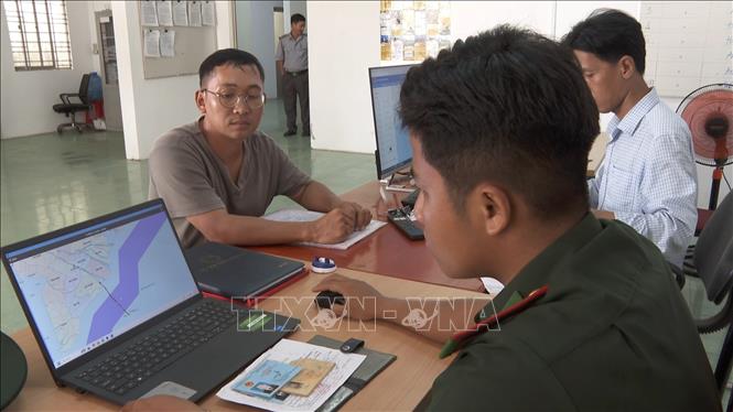 Can Tho city's officers check a fishing vessel's paperwork before going to sea. VNA Photo: Thu Hiền