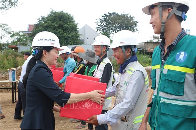 Lãnh đạo tỉnh Đồng Nai tặng quà cho đơn vị thi công Dự án thành phần 1, cao tốc Biên Hòa - Vũng Tàu. Ảnh: Công Phong - TTXVN