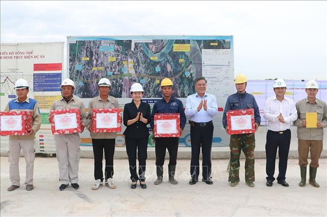 Lãnh đạo tỉnh Đồng Nai tặng quà cho đơn vị thi công đường Vành đai 3 - Thành phố Hồ Chí Minh. Ảnh: Công Phong - TTXVN