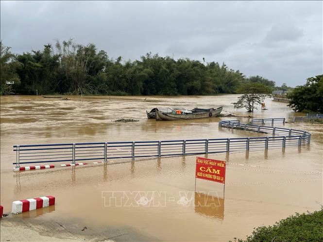 Nước lũ trên sông Trà Khúc dâng cao gây ngập đường vào xóm Lân, xã Tịnh Khê, tỉnh Quảng Ngãi. Ảnh: Phạm Cường-TTXVN