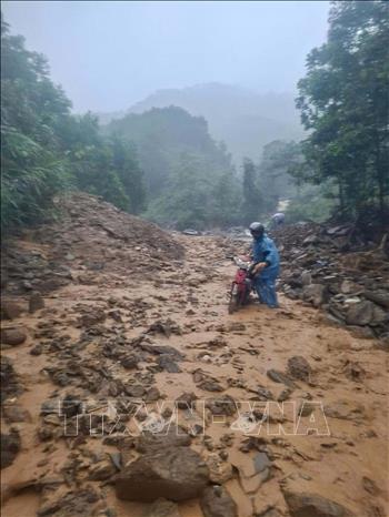 Mưa lớn gây sạt lở đèo Ra Vát chia cắt tuyến giao thông từ thôn Tà Vinh (xã Sơn Màu cũ) và thôn Ra Tân (xã Sơn Tinh cũ) đến trung tâm xã Sơn Tây Hạ. Ảnh: TTXVN