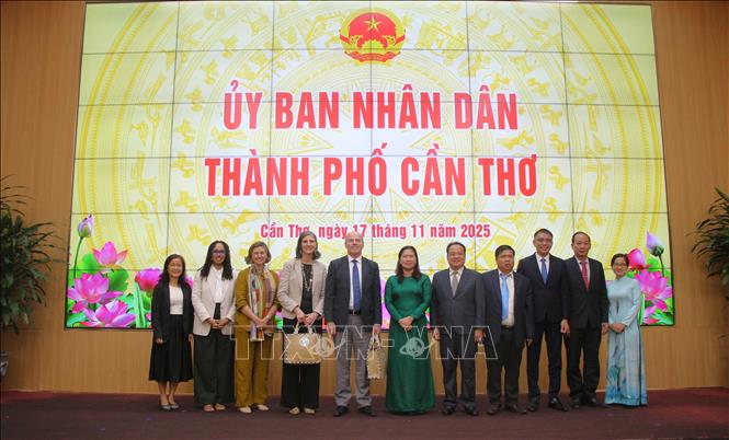 Các đại biểu sau buổi làm việc. Ảnh: Nguyễn Hằng - TTXVN