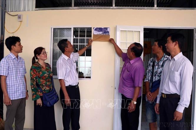 Ủy ban MTTQ Việt Nam tỉnh Cà Mau phối hợp Công ty xổ số kiến thiết Cà Mau tổ chức trao tặng nhà ''Đại đoàn kết'' cho anh Nguyễn Hồng Khanh ở Khóm 2, thị trấn Thới Bình (Cà Mau), ngày 23/8/2024. Ảnh: Kim Há – TTXVN