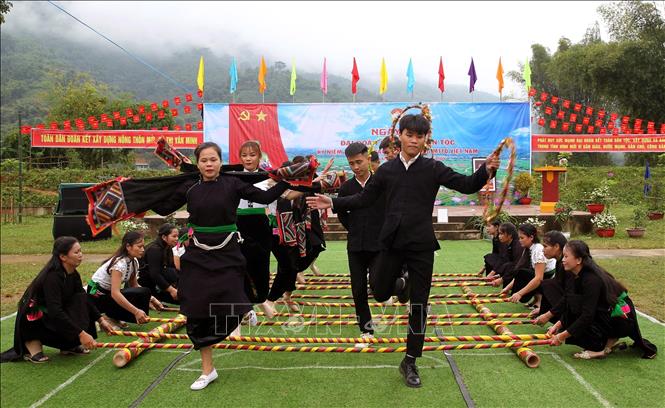 Nhân dân các dân dộc xã Dương Quỳ (huyện Văn Bàn) vui chơi trong Ngày hội Đại đoàn kết toàn dân tộc tỉnh Lào Cai năm 2021. Ảnh: Quốc Khánh - TTXVN