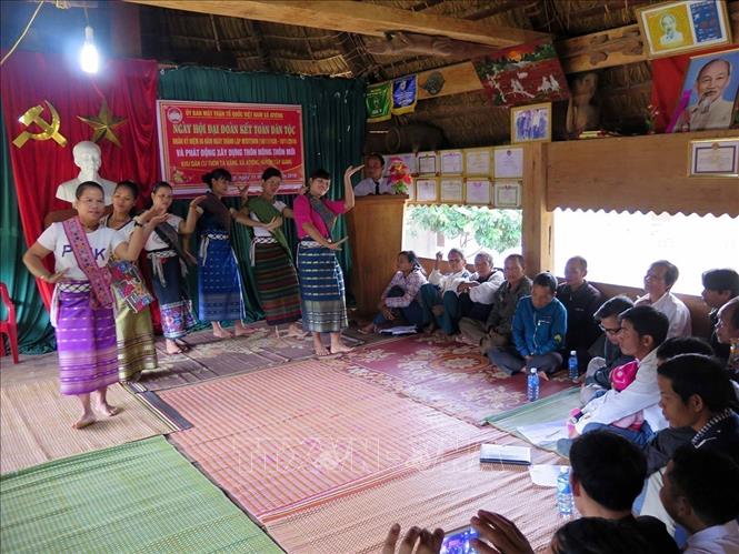 Không khí của Ngày hội Đại đoàn kết toàn dân tộc ở thôn Tà Vàng, xã Atiêng, huyện Tây Giang, tỉnh Quảng Nam (2016). Ảnh: Đỗ Trưởng- TTXVN