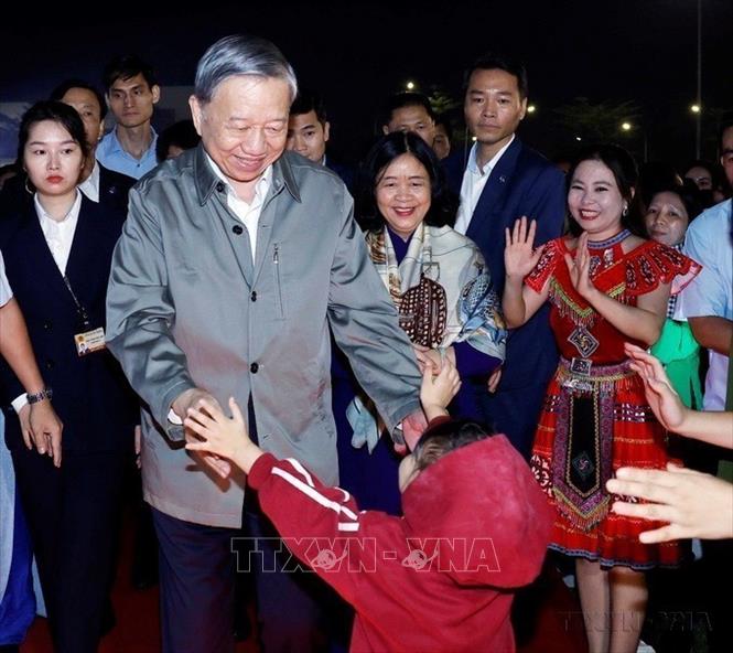 Tổng Bí thư Tô Lâm dự Ngày hội Đại đoàn kết toàn dân tộc phường Thượng Cát, thành phố Hà Nội, nhân dịp kỷ niệm 95 năm Ngày thành lập Mặt trận Dân tộc Thống nhất Việt Nam - Ngày truyền thống MTTQ Việt Nam (18/11/1930 - 18/11/2025). Ảnh: Thống Nhất – TTXVN