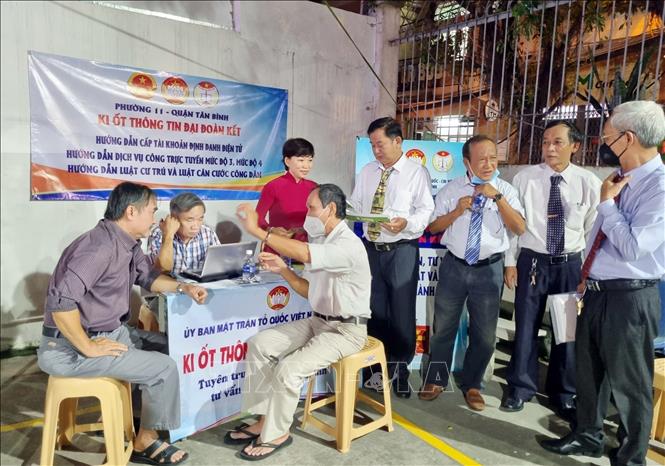 “Ki-ốt thông tin đại đoàn kết” trong Ngày hội Đại đoàn kết toàn dân tộc quận Tân Bình đã trở thành mô hình mang tính lan tỏa mạnh mẽ, góp phần vận động nhân dân khu phố hào hứng tham gia Ngày hội, để tìm hiểu kiến thức pháp luật và trao đổi tâm tư nguyện vọng. Ảnh: Xuân Khu-TTXVN