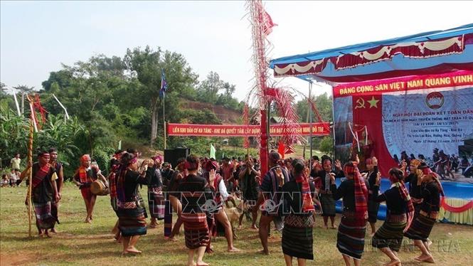 Điệu múa cồng chiêng trong Ngày hội Đại đoàn kết toàn dân tộc tại liên khu dân cư Ka Tăng- Khe Đá, thị trấn Lao Bảo, huyện Hướng Hóa (Quảng Trị). Ảnh: Thanh Thủy-TTXVN