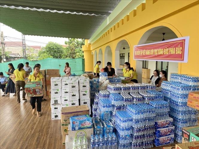 Hưởng ứng lời kêu gọi của Ủy ban Trung ương Mặt trận Tổ quốc Việt Nam về vận động, ủng hộ đồng bào khắc phục thiên tai do cơn bão số 3 (Yagi) gây ra, với tinh thần “tương thân tương ái”, tỉnh Hà Tĩnh cùng các đơn vị, cá nhân trên địa bàn đã chung tay góp sức, giúp đỡ người dân các tỉnh, thành phố phía Bắc chịu ảnh hưởng của mưa lũ. Ảnh: Hữu Quyết - TTXVN