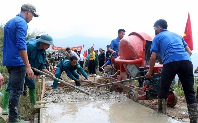 Làm đường giao thông nông thôn vào thôn Khâm Dưới, xã Nậm Chày, huyện Văn Bàn, tỉnh Lạng Sơn do Ban Chỉ huy quân sự tỉnh Lào Cai phối hợp với UB MTTQ Việt Nam và các đoàn thể chính trị-xã hội của tỉnh phát dộng. Ảnh: Quốc Khánh – TTXVN