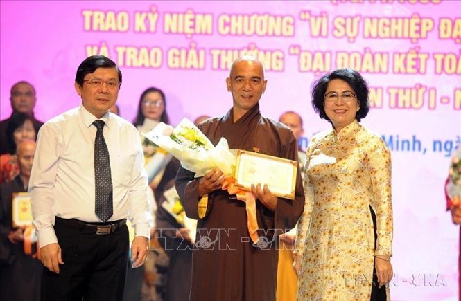 Phó Chủ tịch UBTƯ MTTQ Việt Nam Nguyễn Hữu Dũng (bên trái) và Chủ tịch UB MTTQ VN Thành phố Hồ Chí Minh Tô Thị Bích Châu (bên phải) trao Kỷ niệm chương 